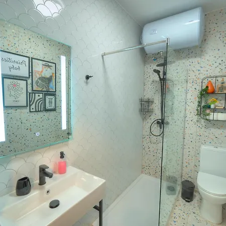 Beautifully Furnished, Cosy 2bedroom Flat Goslm-12 شقة