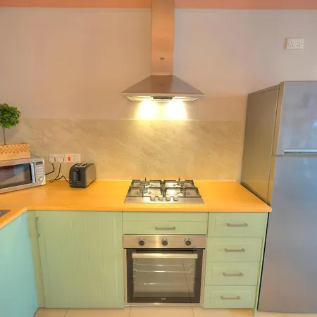 Beautifully Furnished, Cosy 2bedroom Flat Goslm-12 *