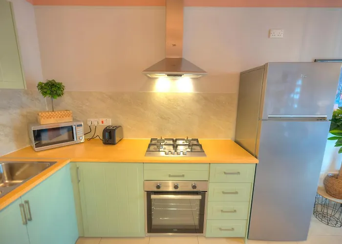 Beautifully Furnished, Cosy 2bedroom Flat Goslm-12 *